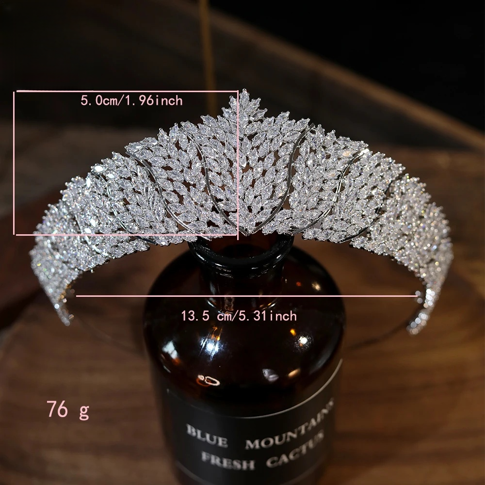 Product sizing diagram for a silver rhinestone wedding crown, highlighting a 13.5 cm diameter, 5.0 cm height, and 76 g weight.