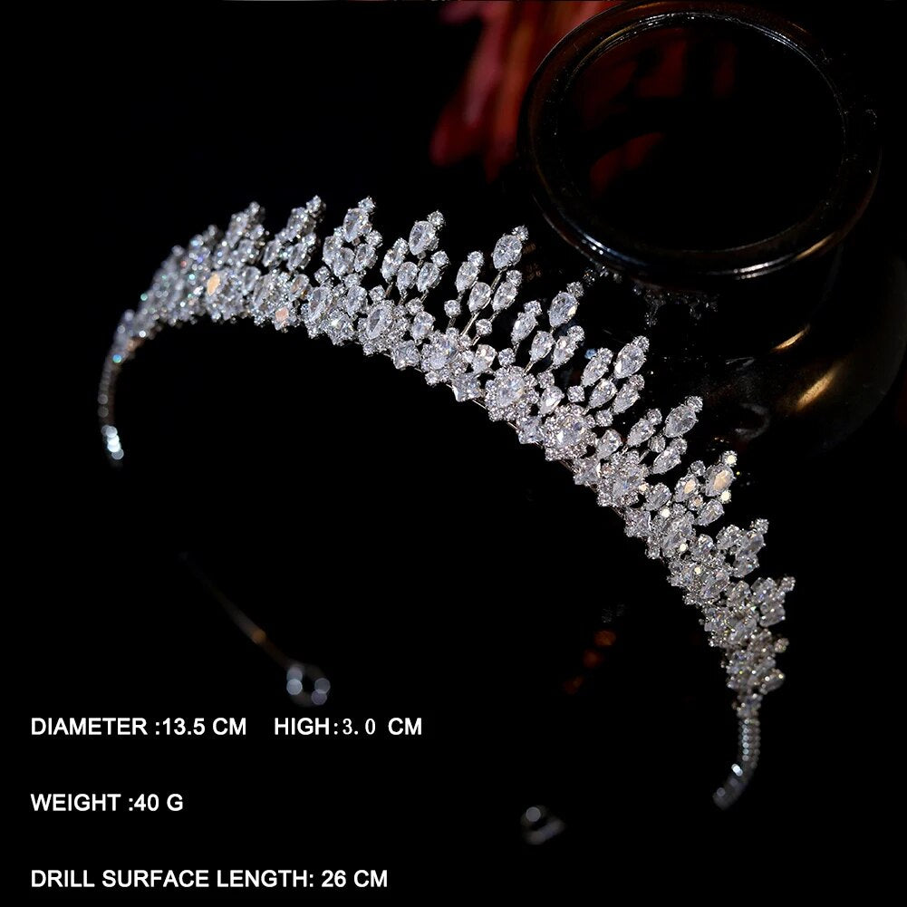 High-angle layout graphic for an elegant 40g cubic zirconia wedding tiara, showing physical specifications of 13.5cm diameter, 3.0cm height, and 26cm surface length.