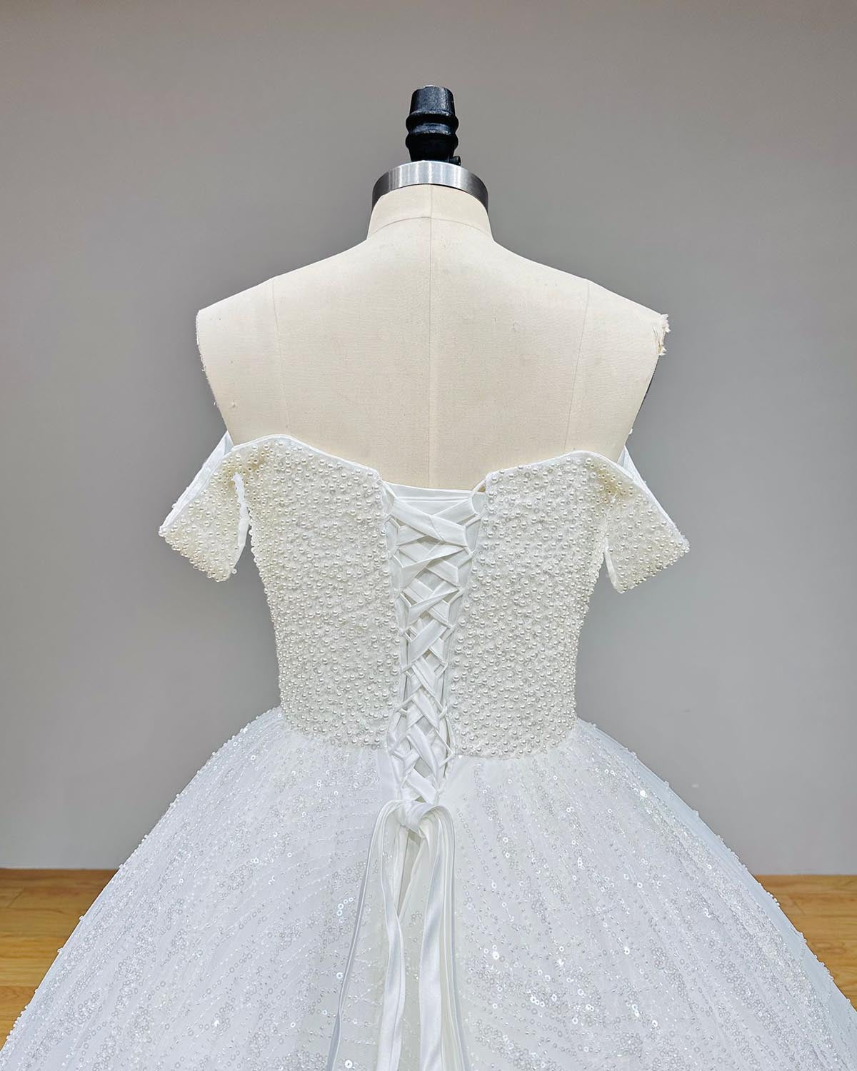 Sweetheart Neck Lace Up Back Pearls Sparkly Ball Gown Wedding Dress