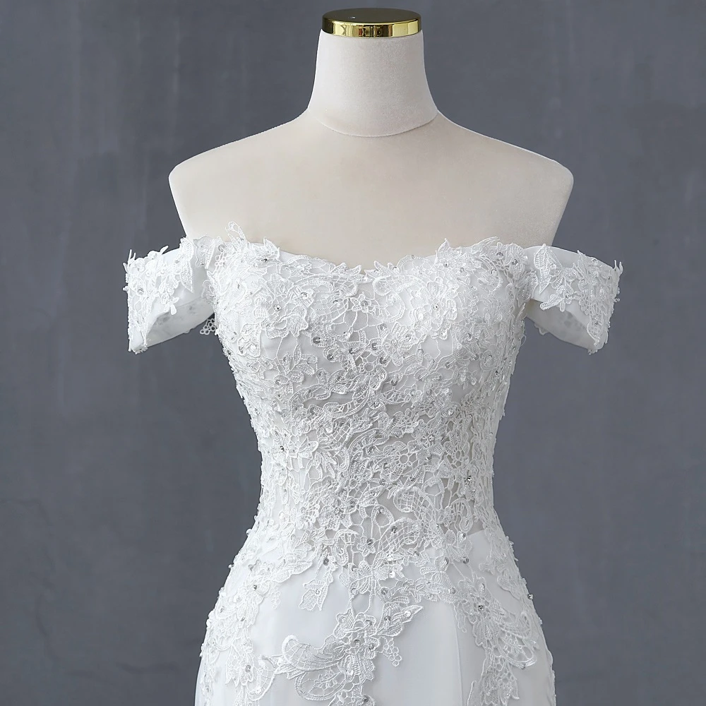 Mannequin presentation of the complete boat neck mermaid wedding dress, emphasizing the form-fitting waist and flared skirt.