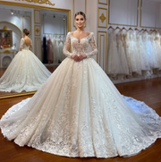 Elegant Lace Beach Wedding Dress – Romantic & Flowing Bridal Gown – Elsi John