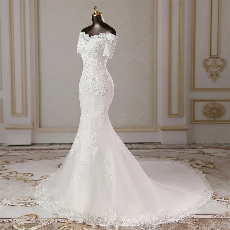  Mannequin display of the stunning sweetheart mermaid wedding gown, perfectly capturing its classic bridal elegance and structure.