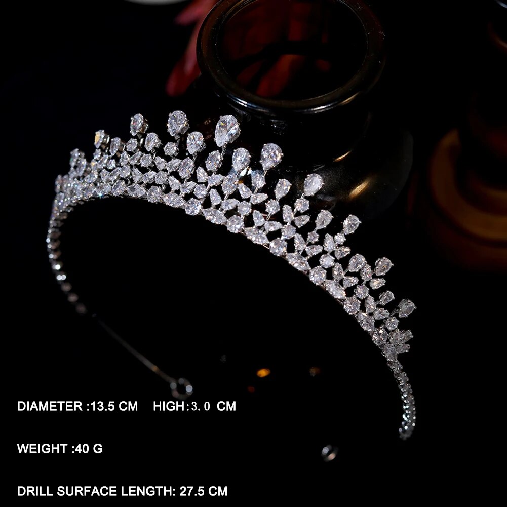 Perspective look at an open-back silver bridal tiara band with metric text overlays displaying a diameter of 13.5cm, height of 3.0cm, weight of 40g, and surface length of 27.5cm.