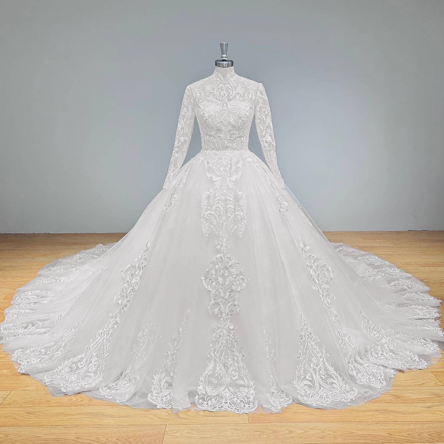 Mondern vintage high-neck long-sleeve wedding dress with a fitted lace bodice and an airy flowing tulle A-line skirt on a mannequin.