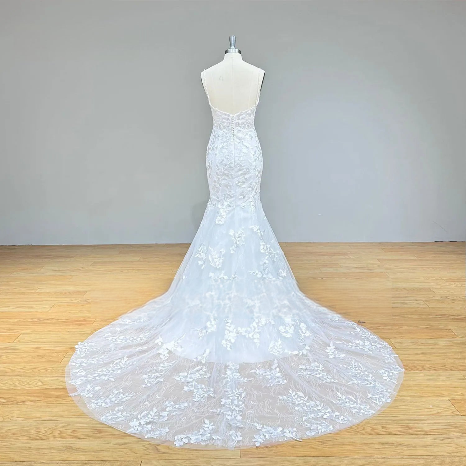 Plus-size bridal gown showcase featuring a curvy model in a backless mermaid wedding dress with a sweetheart neckline and all-over floral lace.