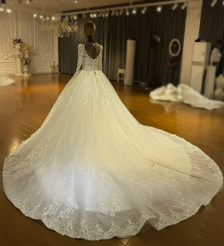 Elegant Lace Beach Wedding Dress – Romantic & Flowing Bridal Gown