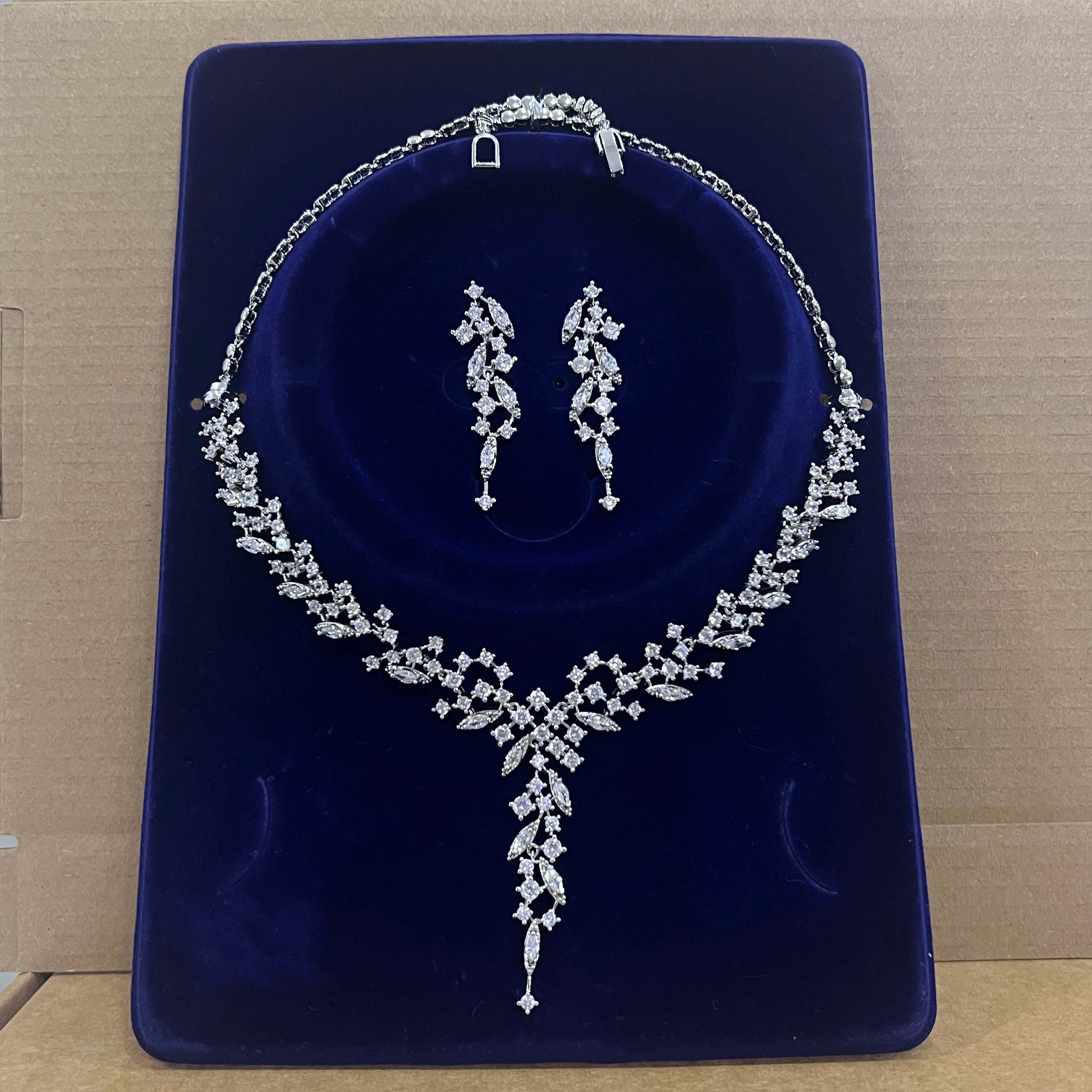 Luxury White Crystal Necklace Set – Elegant Party Jewelry
