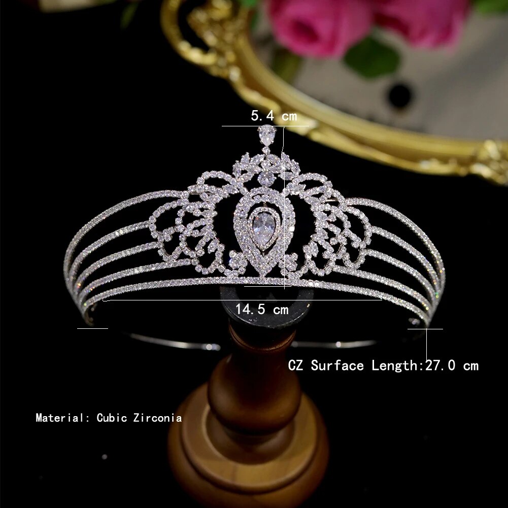 Product specifications chart for the silver wedding headband diadem crown balanced on a wooden base, detailing its precise metric dimensions.