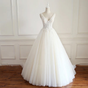 A-Line Sexy Backless Sleeveless V Neck Pleat Wedding Dress Embroidery Beaded A-Line Lace Bridal Gown