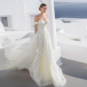 Sweetheart Lace A-Line Vintage Wedding Dress Luxury Appliques Button Court Train