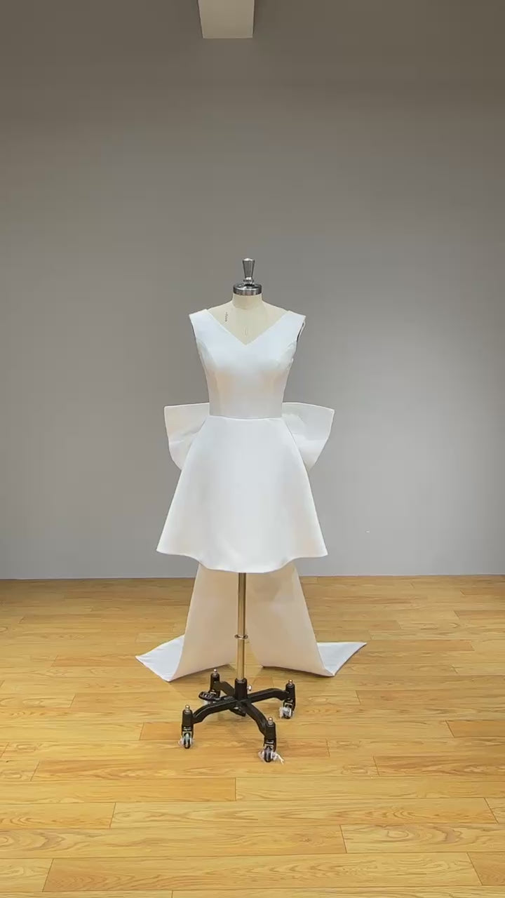 Cargar vídeo: High Quality Satin Short Wedding Dress with Light Effect and Detachable Bow V-Neck