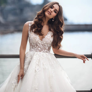 Sexy V Neck Ball Gown Lace Wedding Dress Elegant Sleeveless Bead Bridal Dress