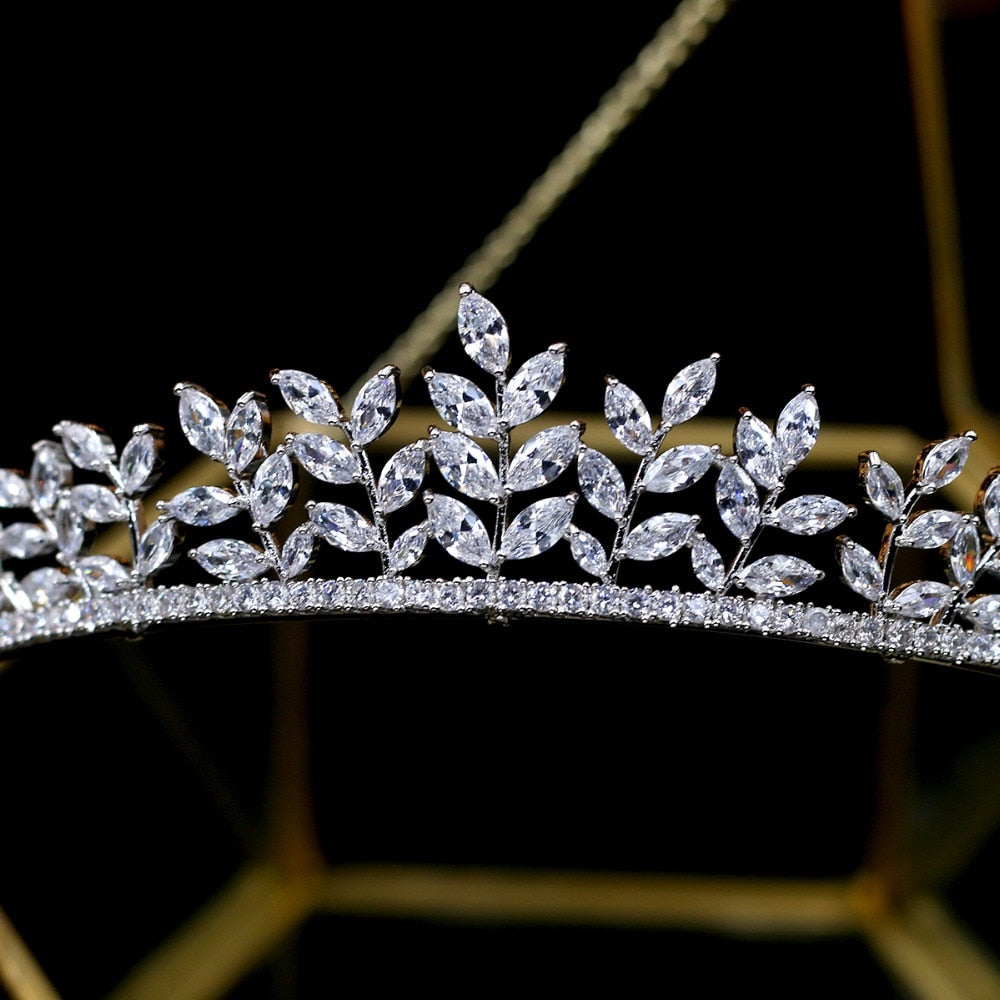 Symmetrical front look at the silver-plated cubic zirconia wedding diadem crown, highlighting the botanical laurel branch patterns resting on a metallic geometric base.